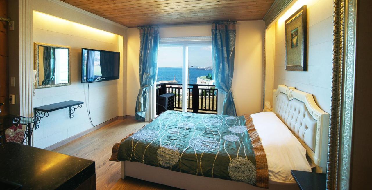 Elroman Pension Jeju Exterior photo