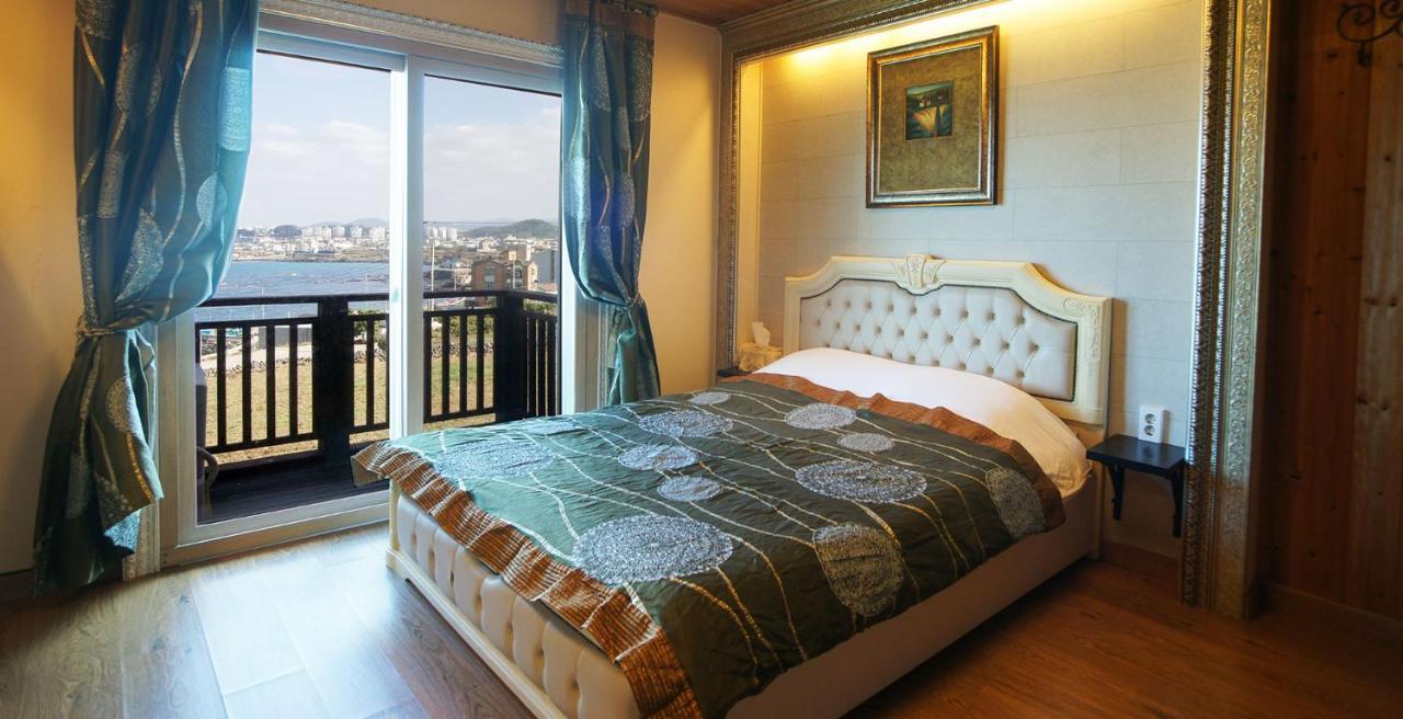 Elroman Pension Jeju Exterior photo