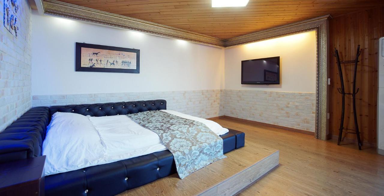 Elroman Pension Jeju Exterior photo